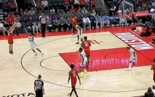 博鱼体育官方网站-谢泼德下半场开局连中两记三分已得16分，火箭领先27分